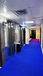 迪拜皇家王子酒店的建筑里带蓝色地毯的走廊