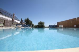 穆里吉奥尔Pensiunea Ataman的蓝色海水大型游泳池