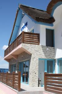 穆里吉奥尔Pensiunea Ataman的海滩上带阳台的别墅