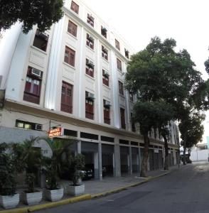 里约热内卢佩美酒店（仅限成人）的前面有树木的白色大建筑