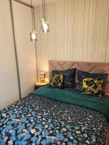 耶莱尼亚古拉Apartament Nina的一间卧室配有一张蓝色鲜花的大床