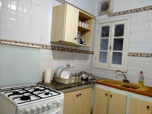 莫纳斯提尔Dar Lilia Monastir的小厨房配有炉灶和水槽