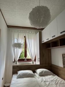 博维茨Apartments & wellness Kal Koritnica的一间卧室设有一张床和一个窗口