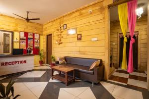 斋沙默尔Hotel Relax Inn Jaisalmer的客厅配有沙发和桌子