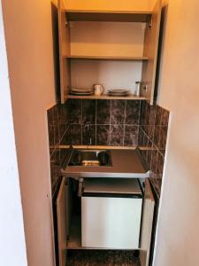 蒂瓦特Peaceful, Cosy Tivat Guesthouse的一个带柜台和水槽的小厨房