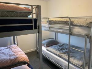 纽基Blue Room Hostel Newquay的带另一张床的客房内的两张双层床