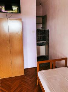 蒂瓦特Peaceful, Cosy Tivat Guesthouse的小房间设有床和厨房