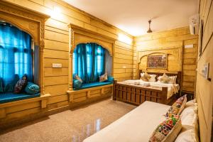 斋沙默尔Hotel Relax Inn Jaisalmer的带两张床和两个窗户的房间