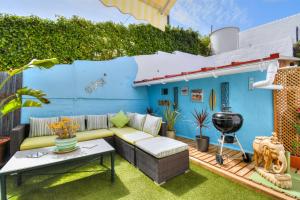 马拉加Casa Vista Maroma的后院庭院配有沙发和烧烤架。