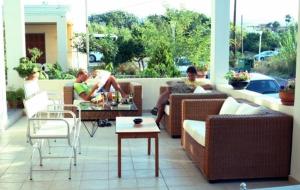 科斯镇伊斯伯利斯公寓式酒店的两个人坐在庭院里