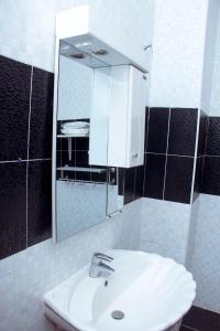 雅温得Résidence Vedette的浴室设有白色水槽和镜子