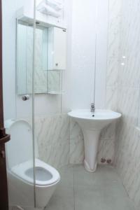雅温得Résidence Vedette的白色的浴室设有卫生间和水槽。