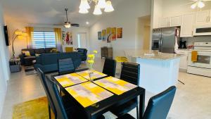 珊瑚角The Salt Life Get Away - Cape Coral, Florida的厨房以及带桌椅的起居室。
