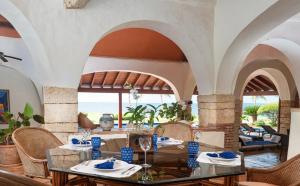 San Rafael del YumaSunny Vacation Villa No 64的一间带桌椅的用餐室