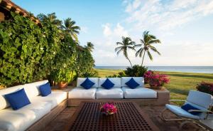 San Rafael del YumaSunny Vacation Villa No 64的一个带白色沙发的海景庭院