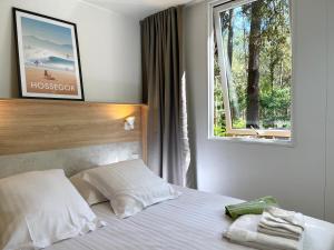 翁德尔Green Resort的卧室配有白色的床和窗户