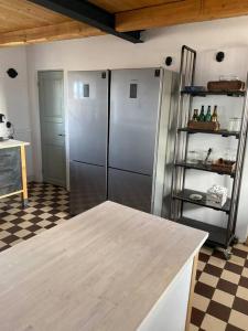 Staffanstorp10 min från Malmö/Lund的厨房配有不锈钢冰箱和 ⁇ 格地板