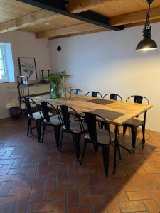 Staffanstorp10 min från Malmö/Lund的一张大木桌子和椅子