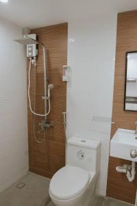 那牙Joanna's Place的浴室配有卫生间、淋浴和盥洗盆。
