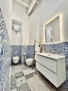 卡洛福泰Tuna House的一间带水槽、卫生间和镜子的浴室