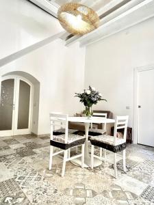 卡洛福泰Tuna House的一间配备有白色桌椅的用餐室