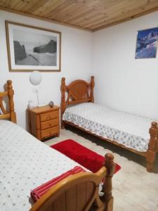 San Juan de la RamblaCasa rustica en Lomo Blanco, dentro de una casa rodeada de naturaleza的一间卧室配有两张床、床头柜和桌子