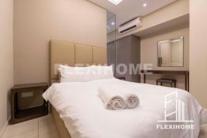 吉隆坡Dorsett Residences, Sri Hartamas-KL, Hotel Theme Studio Homes by Flexihome-MY的卧室配有白色床和毛巾
