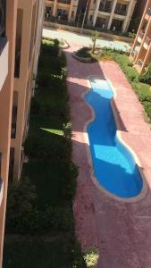 Dawwār RuḩayyimSummer vacation flat的大楼旁游泳池的顶部景色
