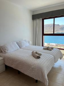库拉海滩Ocean View Su Eminencia的一间卧室配有一张带两个枕头的床