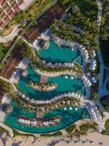 卡波圣卢卡斯Grand Velas Los Cabos Luxury All Inclusive的享有度假村游泳池的顶部景致