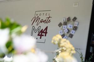 塞尔瓦迪加尔代纳山谷Hotel Monte44的墙上写着酒店妈妈的标语