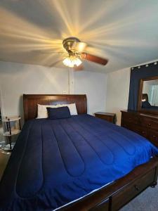 萨拉托加泉only on air benb will offers be accepted的一间卧室配有一张蓝色的床和吊扇