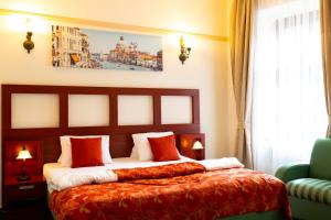 米库洛夫Vivaldi Apartments的酒店客房设有床和窗户。