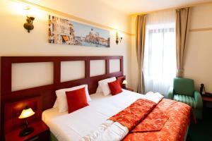 米库洛夫Vivaldi Apartments的酒店客房设有床和窗户。