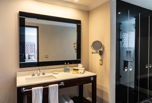 圣克里斯托瓦尔-德拉斯卡萨斯Hotel Plaza 79的一间带水槽和淋浴的浴室