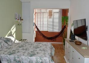 里约热内卢Studio Miguel Lemos的一间卧室配有一张床和一台电视