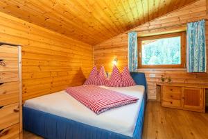 萨尔巴赫Obertaxinghof的小木屋内一间卧室,配有一张床
