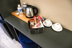 ArnavutköyLoft Park Hotel's的一张桌子,上面有咖啡壶和盘子