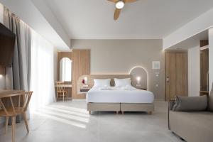 干尼亚Epavli Grace Hotel的一间卧室设有一张床和一间客厅。