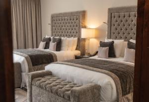 圣克里斯托瓦尔-德拉斯卡萨斯Hotel Plaza 79的酒店客房,设有两张床和一张沙发