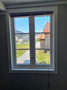 FyresdalØyfoss overnatting的享有庭院景致的窗户