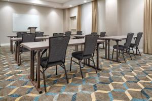 迪凯特Residence Inn by Marriott Decatur Emory Area的一间铺有地毯并配有桌椅的会议室