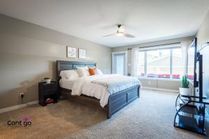莱斯布里奇Luxury Retreat, Sleeps 12, AC, Patio, 5 min to YQL的一间卧室设有一张大床和一个窗户。