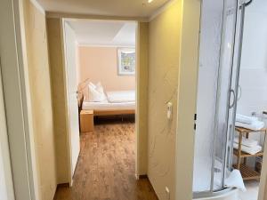 基希海姆Appartement Am Straßland的走廊上设有一张床和镜子的房间