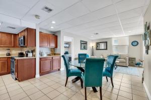 南帕诸岛Bayfront condo with water view & boat slips!的厨房以及带桌椅的用餐室。