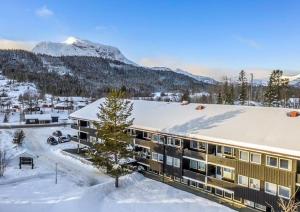 TorsetFjellstova Storehorn Apartments的雪中建筑物的空中景观