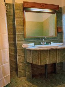 MingoraRock City Resort的一间带水槽和镜子的浴室