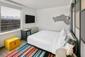 安克雷奇Aloft Anchorage的白色的卧室设有床和窗户