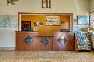 阿拉莫萨阿拉莫莎速8酒店的一间设有现金登记簿和柜台的等候室