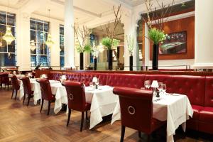 伦敦万豪斯莱德尼德勒斯精选纪念酒店的一间设有白色桌子和红色椅子的餐厅